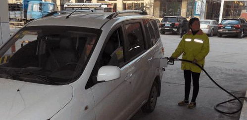 汽车油箱加完酒精加多少