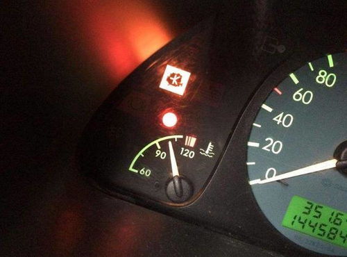 汽车胎压多少不报警灯