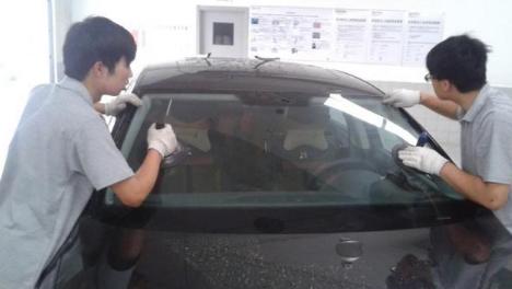 换汽车前挡风玻璃多少钱