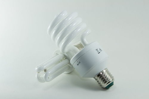 汽车节能灯输出电压多少