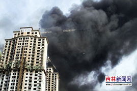 沈阳一建筑突发火灾楼顶有多人被困