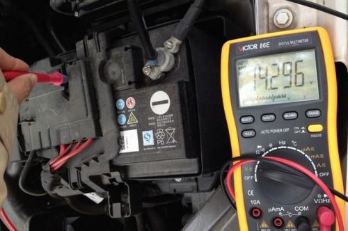 汽车追踪器多少伏能用电