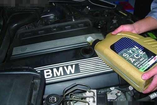 汽车出厂装多少油好