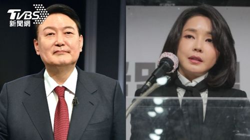 尹锡悦被罢免 韩国大妈仰天痛哭 尹锡悦被罢免 韩国大妈仰天痛哭
