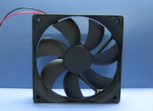 汽车散热风扇电压多少