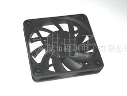 汽车散热风扇电压多少