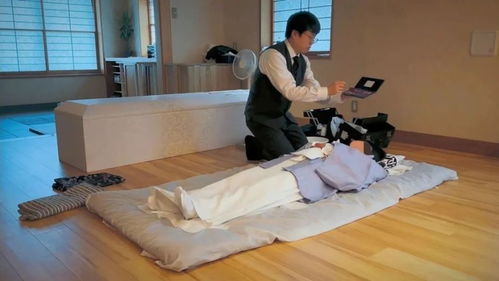 女入殓师给遗体穿衣:感觉他抓我