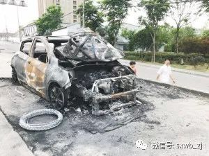 男子扫墓车停路边被烧成空壳 男子扫墓车停路边被烧成空壳