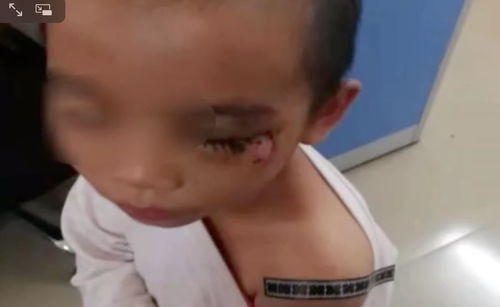 男子祭祖现场用白纸制“纸钱”