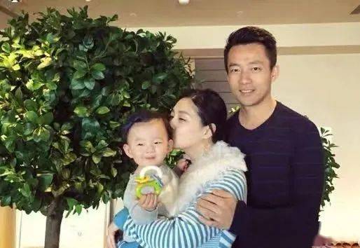 S妈称大S赚钱就是要养我 S妈称大S赚钱就是要养我