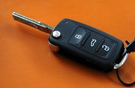 配汽车钥匙多少