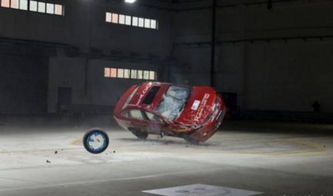 汽车倾斜多少度会侧翻