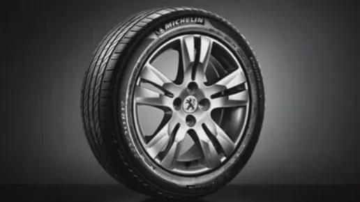 汽车胎压240是多少