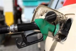 汽车油箱可以装多少吨水