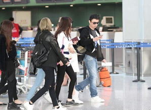 女生机场上演人在囧途狂炫2斤酸奶