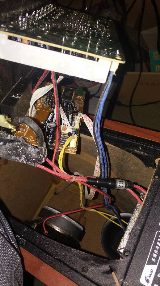 家用汽车电瓶加多少水