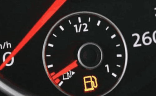 汽车少于多少油要加