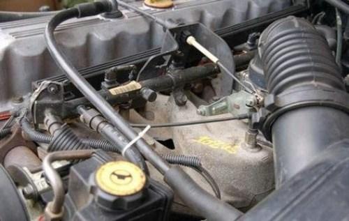 汽车怠速多少油