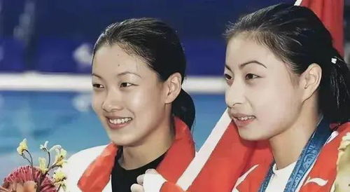 全红婵坐郭晶晶怀里合影笑开花