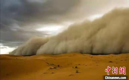 实拍内蒙古沙尘滚滚、风雪呼啸