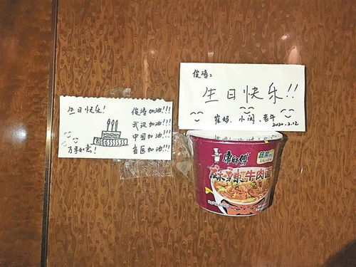 网友应对大风:胶带贴窗囤泡面 网友应对大风:胶带贴窗囤泡面