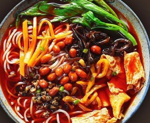 网友应对大风:胶带贴窗囤泡面 网友应对大风:胶带贴窗囤泡面