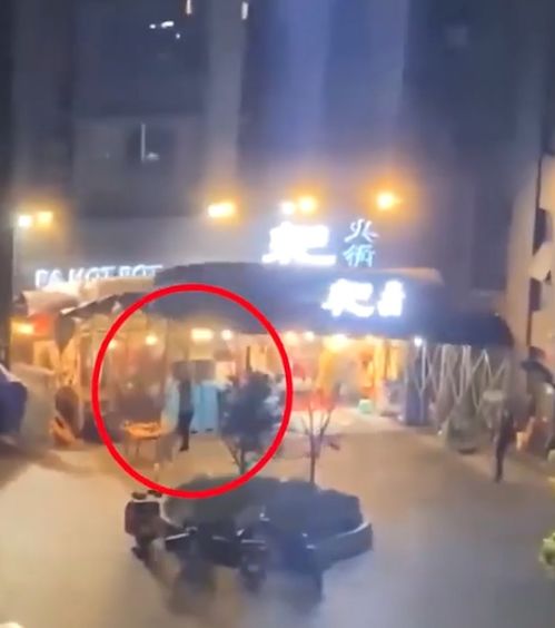 大风天气网友家房顶被吹飞了