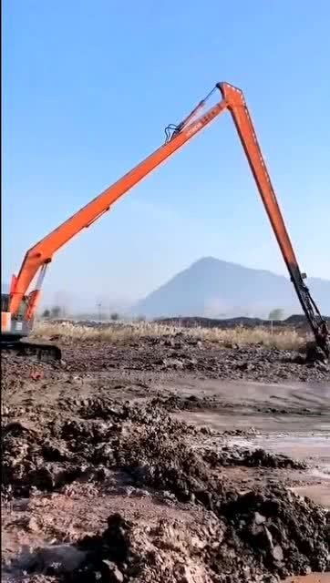 男子硬核防大风 用挖掘机按住房顶