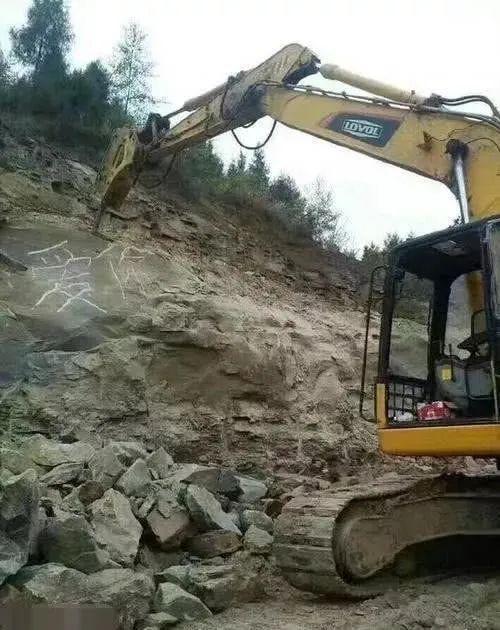 男子硬核防大风 用挖掘机按住房顶