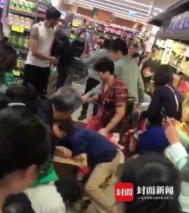 超市回应将馒头扔地上给大爷大妈抢