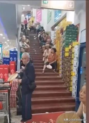 超市回应将馒头扔地上给大爷大妈抢