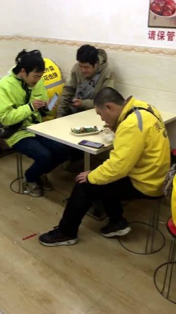 外卖小哥碰到女友与男子逛街后崩溃 外卖小哥碰到女友与男子逛街后崩溃