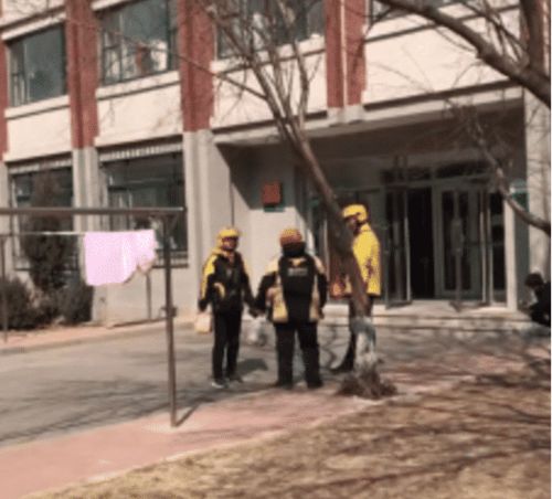 外卖小哥碰到女友与男子逛街后崩溃 外卖小哥碰到女友与男子逛街后崩溃
