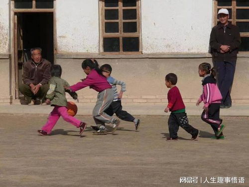 74岁父亲接5岁女儿放学 74岁父亲接5岁女儿放学