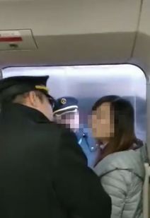 女子伸腿阻止高铁关门被行拘 女子伸腿阻止高铁关门被行拘