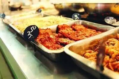 留学生食堂干饭遇大鸟抢食 留学生食堂干饭遇大鸟抢食