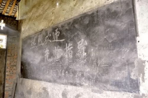 家中藏数百块大石头致墙体开裂? 家中藏数百块大石头致墙体开裂?