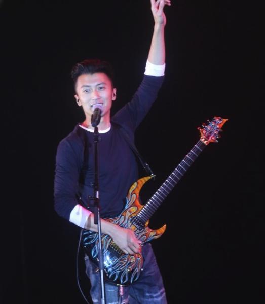 谢霆锋演唱会含泪唱与王菲定情曲