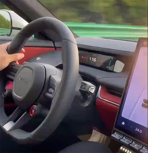 小米SU7高速狂飙至230km/h 小米SU7高速狂飙至230km/h