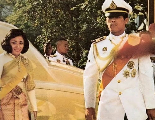 泰国国王亲自开飞机出访 王后任副驾