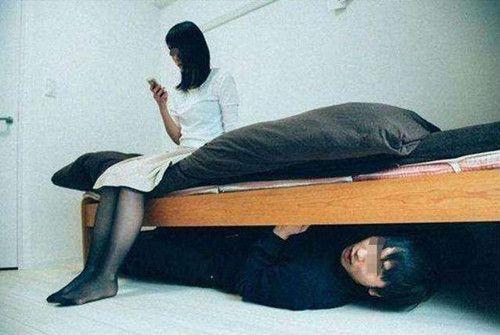 男子裸露下体偷进房间藏在女生床下