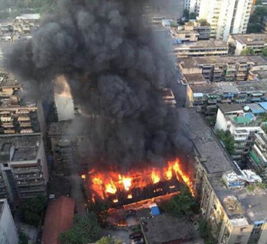 辽宁饭店火灾现场:烈焰从街店喷出