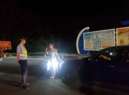 粗心丈夫一脚油门将妻子遗落服务区
