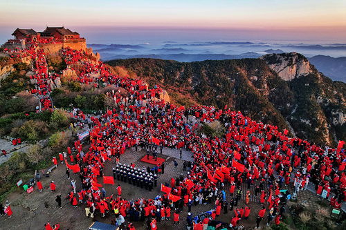 泰山山顶公厕挤满避寒的人 泰山山顶公厕挤满避寒的人