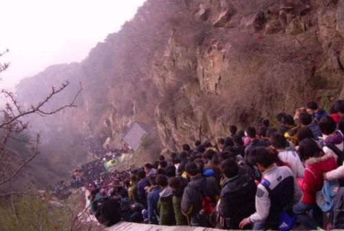 五一假期泰山上演\堵山\