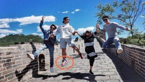 男子爬长城 给自己唱出一片空地 男子爬长城 给自己唱出一片空地