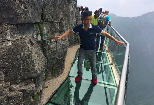 男子爬山卡在一线天 朋友笑到扶墙