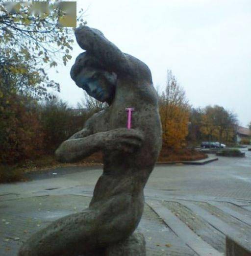 男子爬山卡在一线天 朋友笑到扶墙