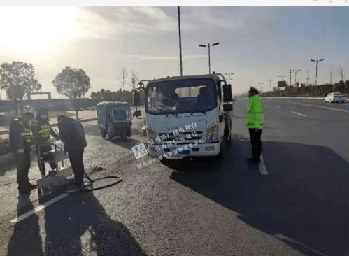 交警称9米长林肯是钻空子上山