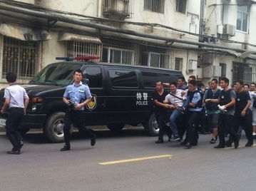 外滩美女特警成外国游客打卡点